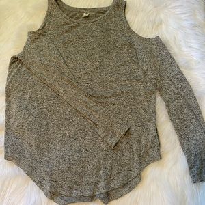 No shoulders long sleeve shirt